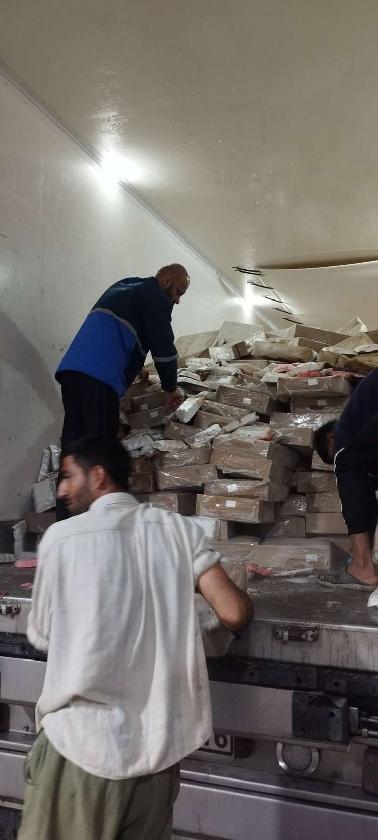 توقیف و حذف ۲۳ تن محموله ی گوشت مرغ و آلایشات بدون هویت و فاقد ضوابط بهداشتی دامپزشکی از چرخه مصرف انسانی؛ گامی دیگر در جهت حفظ غذای سالم